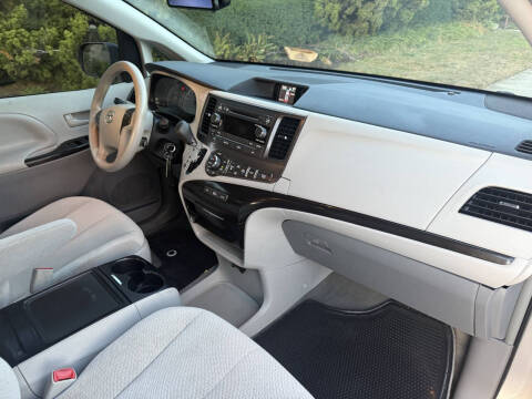 2013 Toyota Sienna LE 7-Passenger Auto Access Seat