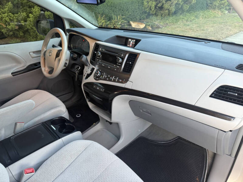 2013 Toyota Sienna LE 7-Passenger Auto Access Seat