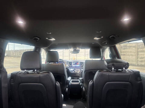 2025 Chrysler Pacifica Select