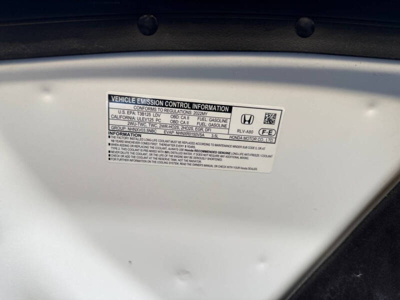 2022 Honda Pilot Touring w/Rear Captain's Chairs