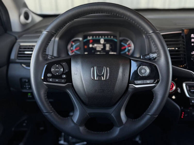 2022 Honda Pilot Touring w/Rear Captain's Chairs