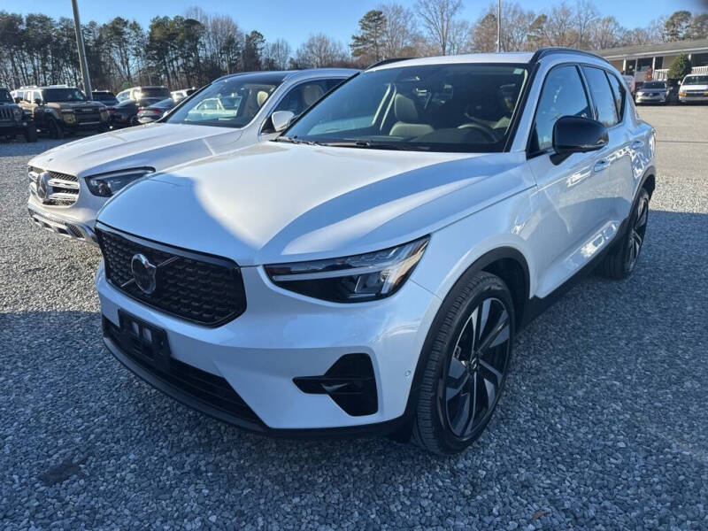 2025 Volvo XC40 B5 Plus Dark Theme