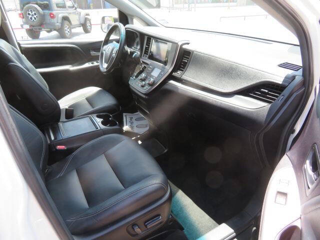 2017 Toyota Sienna SE 8-Passenger