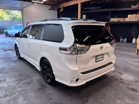 2011 Toyota Sienna SE 8-Passenger