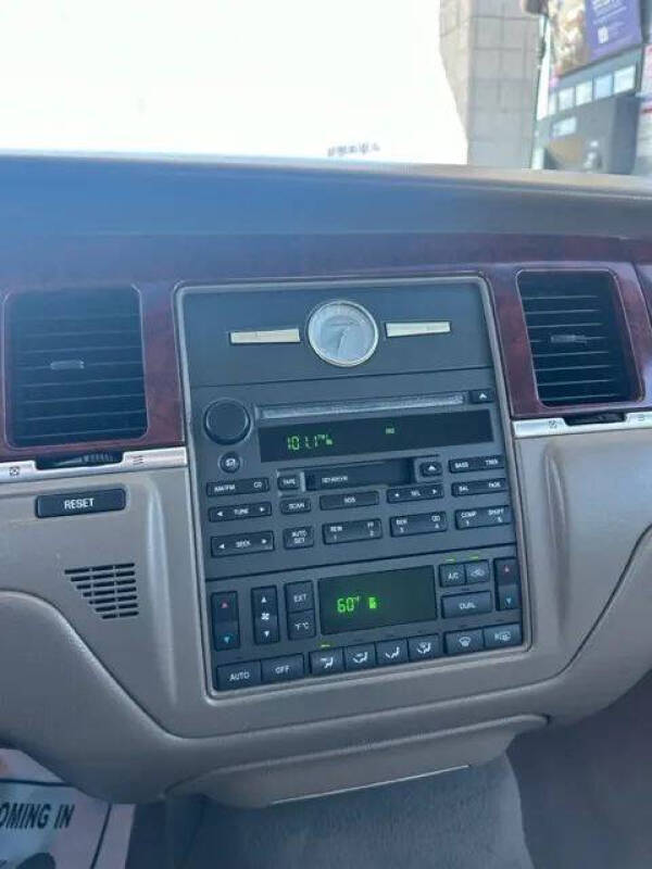 2004 Lincoln Town Car Signature