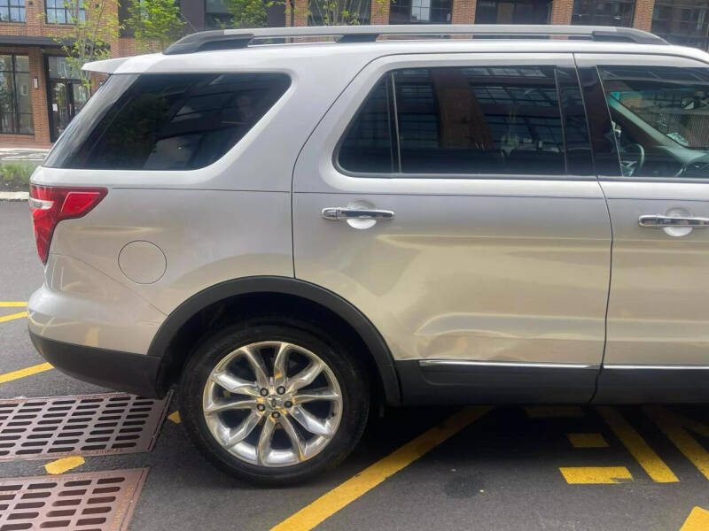 2011 Ford Explorer Limited photo 6