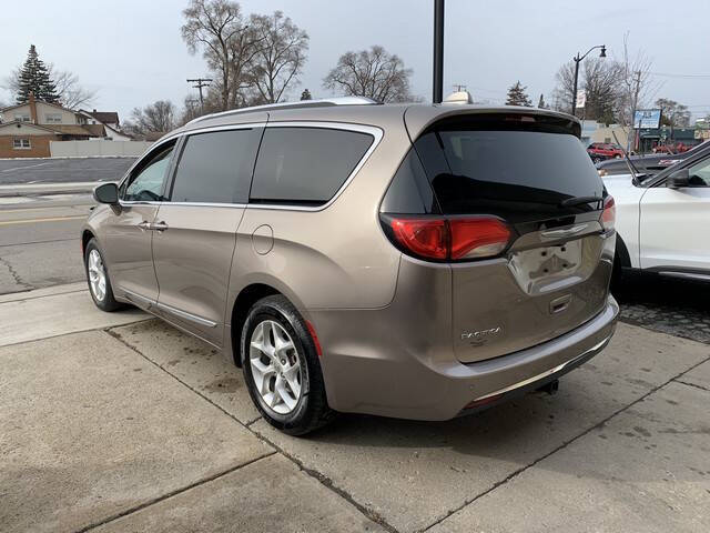 2017 Chrysler Pacifica Touring-L Plus