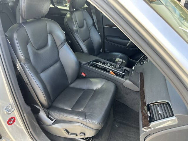 2016 Volvo XC90 T6 Momentum