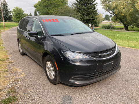 2018 Chrysler Pacifica for sale at BELOW BOOK AUTO SALES in Idaho Falls ID