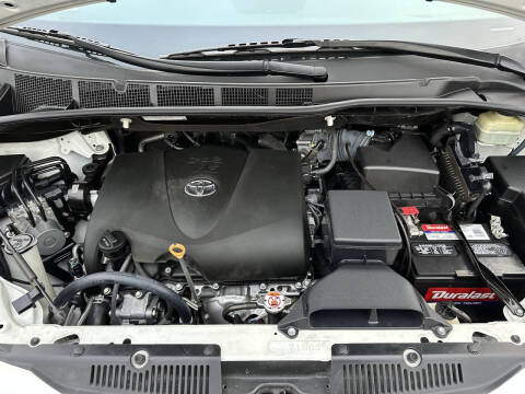 2017 Toyota Sienna LE 8-Passenger