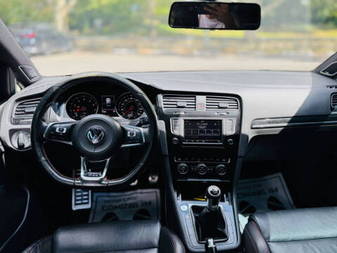 2017 Volkswagen Golf GTI Sport