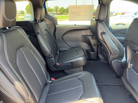 2027 Chrysler Pacifica Select