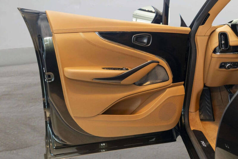 2024 Aston Martin DBX