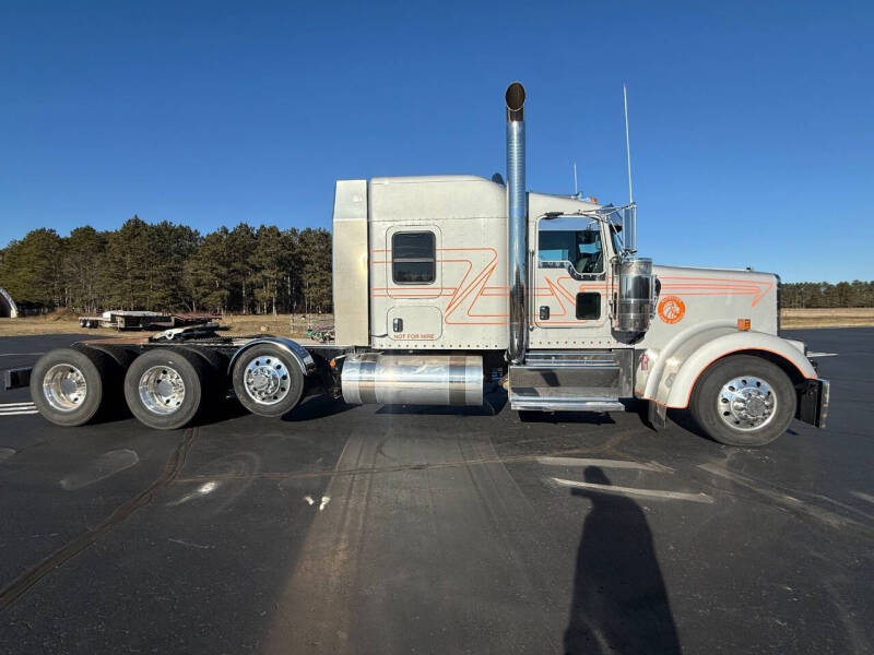 2022 Kenworth W900