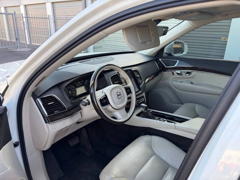 2017 Volvo XC90 T5 Momentum