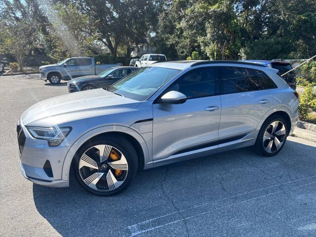 2022 Audi e-tron quattro Premium Plus