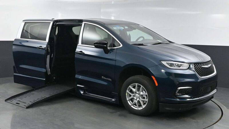 2025 Chrysler Pacifica Select's photo