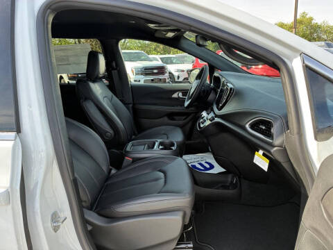 2027 Chrysler Pacifica Select