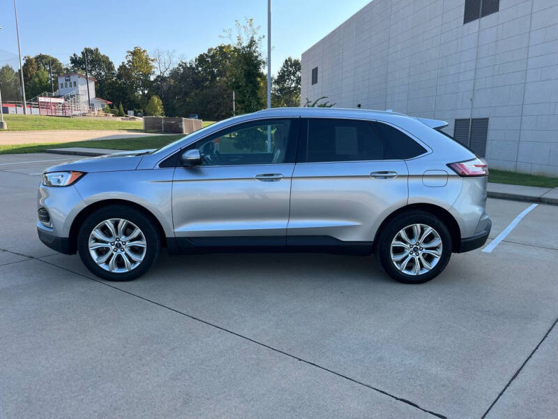 2020 Ford Edge Titanium photo 2