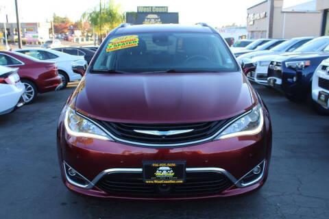 2017 Chrysler Pacifica Hybrid Platinum