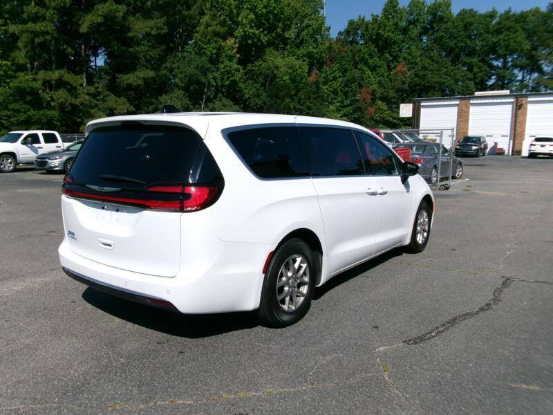 2025 Chrysler Pacifica Select
