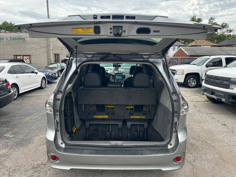 2012 Toyota Sienna SE 8-Passenger