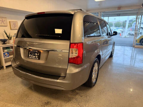 2016 Chrysler Town and Country Touring