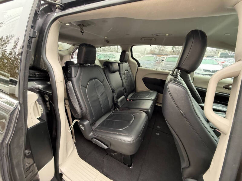 2017 Chrysler Pacifica Touring-L