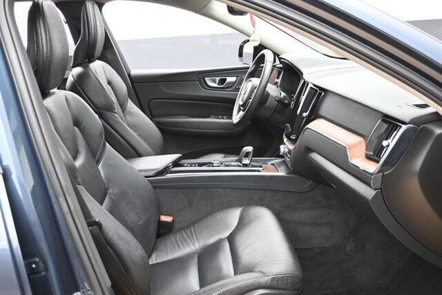 2024 Volvo XC60 B5 Plus Dark Theme