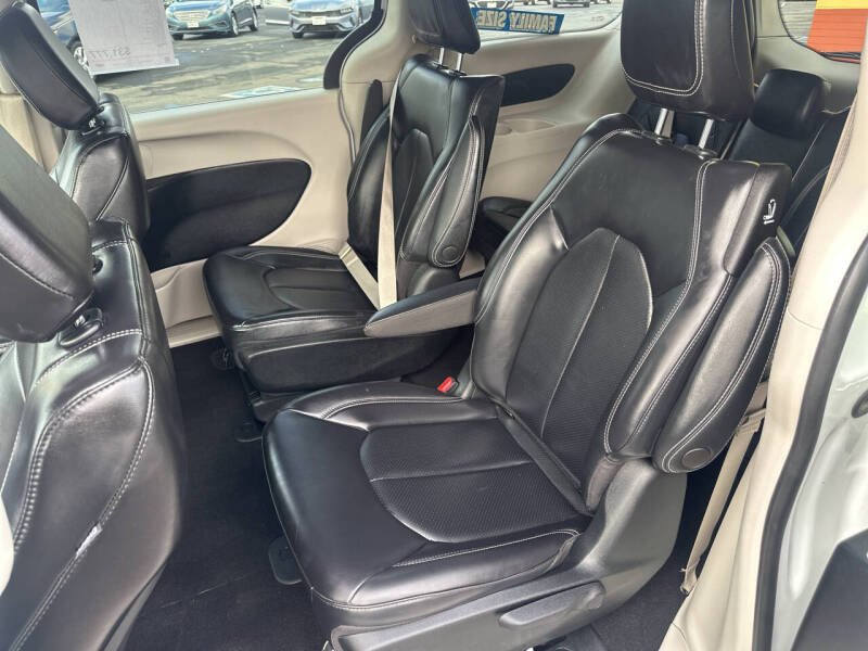 2023 Chrysler Pacifica Plug-In Hybrid Touring L