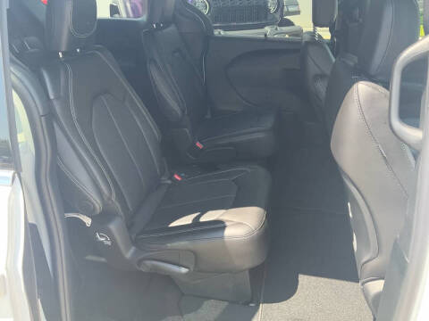 2027 Chrysler Pacifica Select