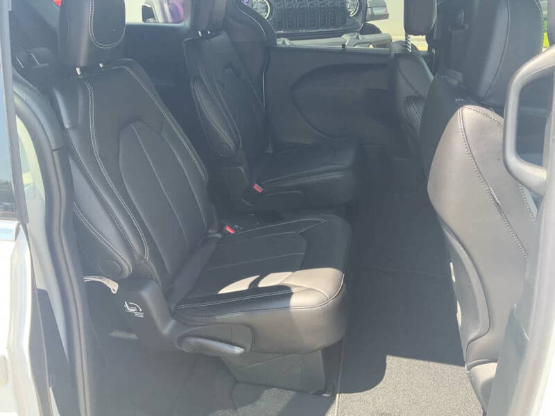 2027 Chrysler Pacifica Select