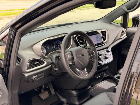 2025 Chrysler Pacifica Select