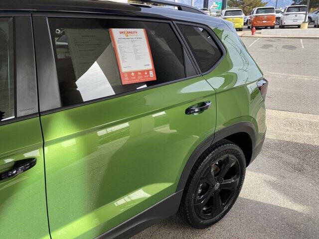 2025 Volkswagen Taos SE Black 4Motion