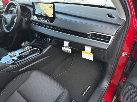 2025 Mitsubishi Outlander ES