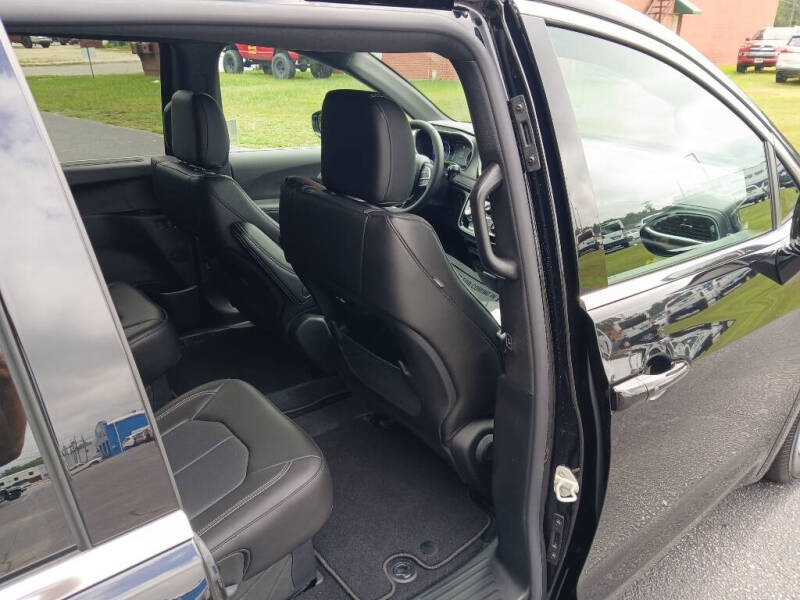 2027 Chrysler Pacifica Select