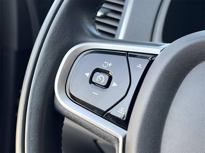 2022 Volvo XC90 T5 Momentum