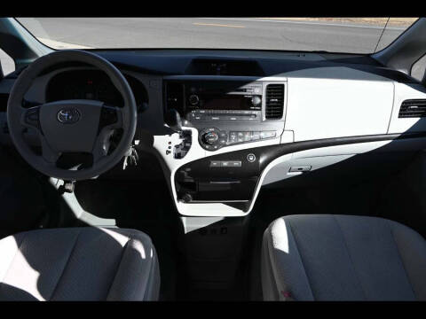 2013 Toyota Sienna LE Mobility 7-Passenger