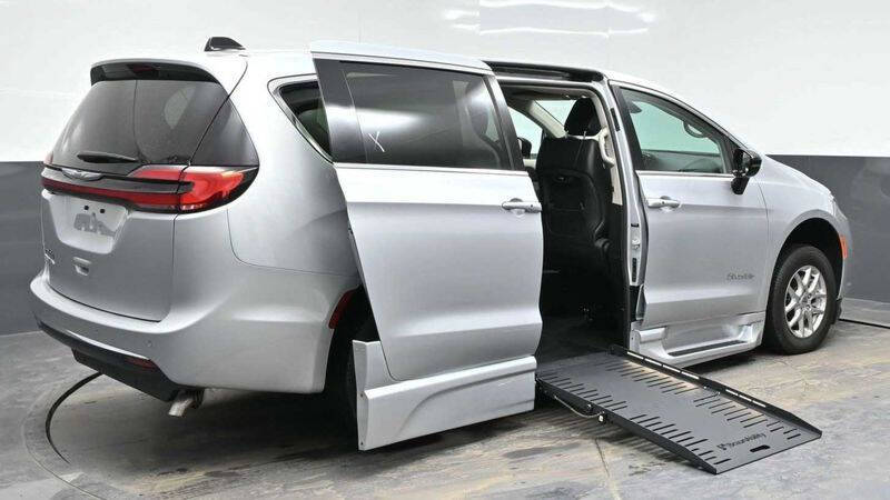 2024 Chrysler Pacifica Touring L