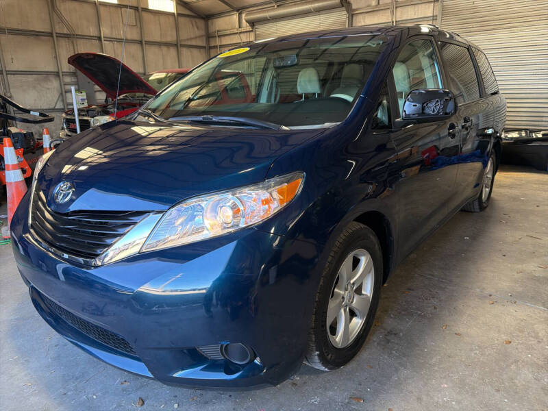 2012 Toyota Sienna LE's photo
