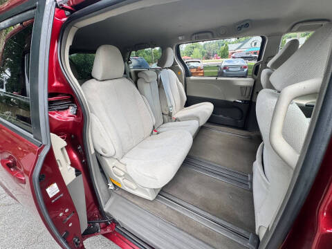 2012 Toyota Sienna LE 8-Passenger