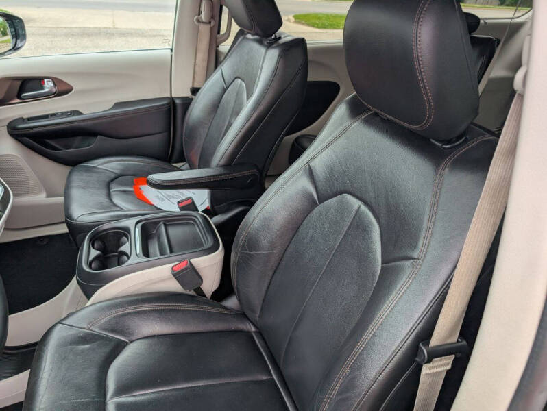 2017 Chrysler Pacifica Touring-L