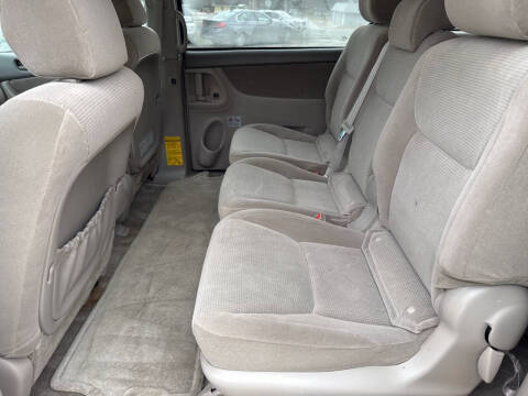 2005 Toyota Sienna LE 8 Passenger