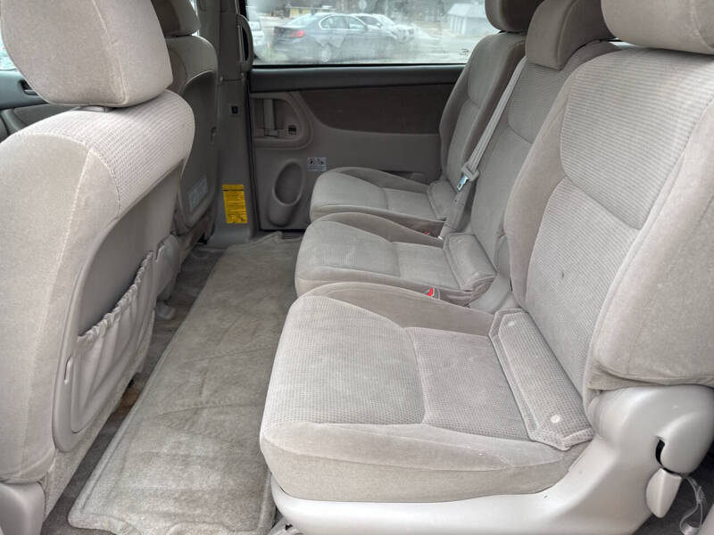 2005 Toyota Sienna LE 8 Passenger