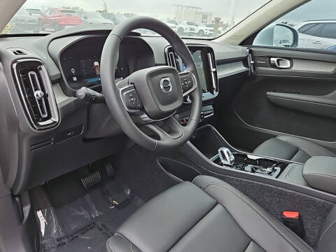 2025 Volvo XC40 B5 Ultra Bright Theme