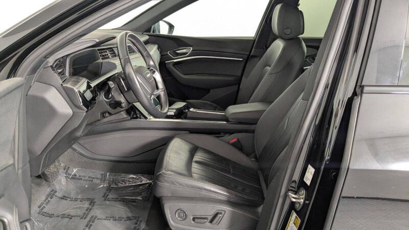 2022 Audi e-tron quattro Premium