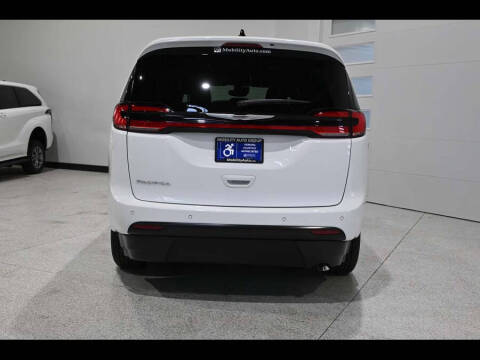 2024 Chrysler Pacifica Touring