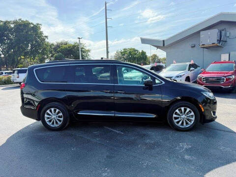 2017 Chrysler Pacifica Touring-L