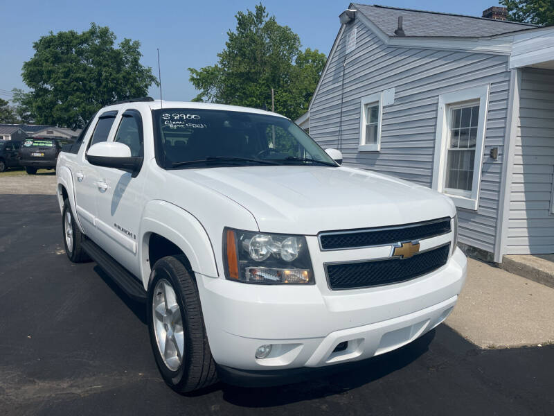 2007 Chevrolet Avalanche for sale at HEDGES USED CARS in Carleton MI