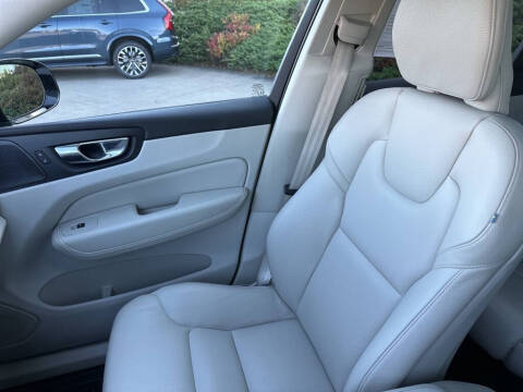 2023 Volvo XC60 B5 Plus Dark Theme